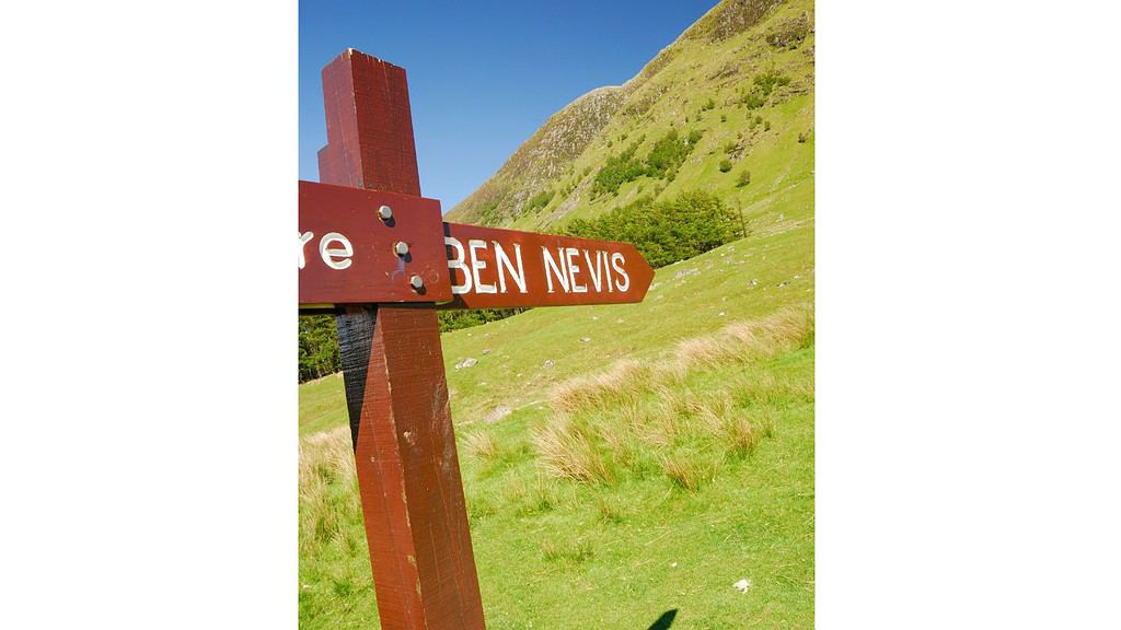 Signpost pointing to the hiking track to Ben Nevis