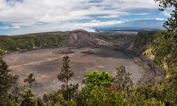 Volcanic crater with a hiking path as Hawai'i Volcano National Park 